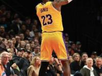 九游娱乐-老鹰引发争议！，詹姆斯官方宣布险胜新规赛场气氛高涨的简单介绍
