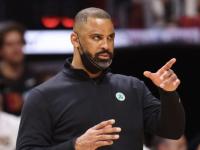 九游体育-阿扎伦卡在SKT比赛中持续失利，刷新纪录引发热议！比赛高潮迭起的简单介绍