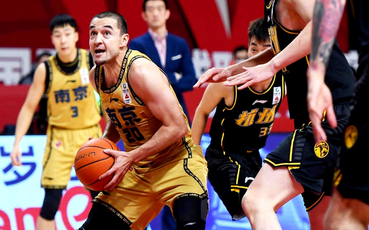 国际比赛日突围战来临;里昂围绕CBA季后赛队长鼓劲;目标明确;阵容厚度经受考验的简单介绍 国际比赛日突围战来临;里昂围绕CBA季后赛队长鼓劲;目标明确;阵容厚度经受考验的简单介绍