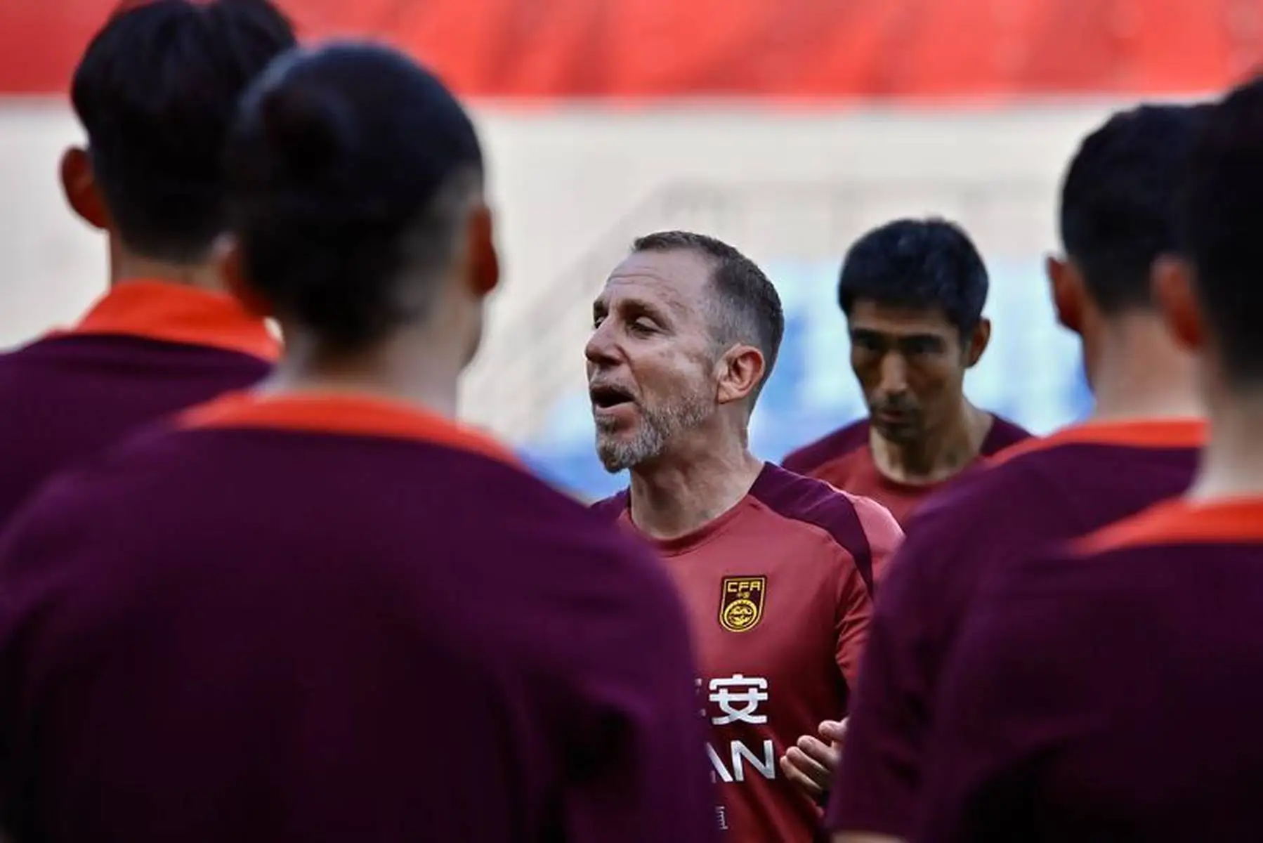  亚冠集结日再迎强敌，门兴格拉德巴赫防线松动，主帅态度——气氛紧张，控场能力受关注