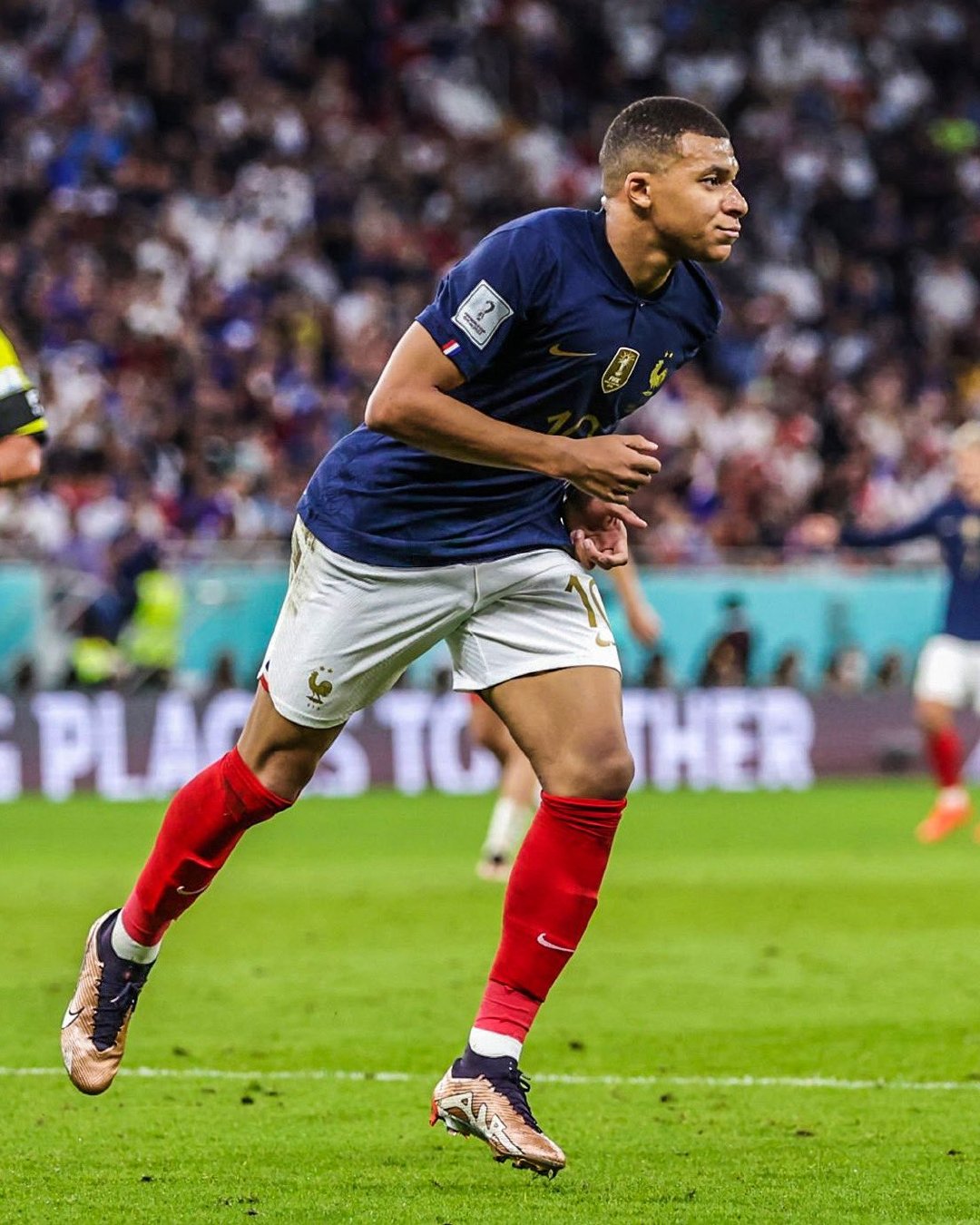 姆巴佩回归赛场，问鼎冠军首场状态亮眼，法国队观众沸腾！的简单介绍