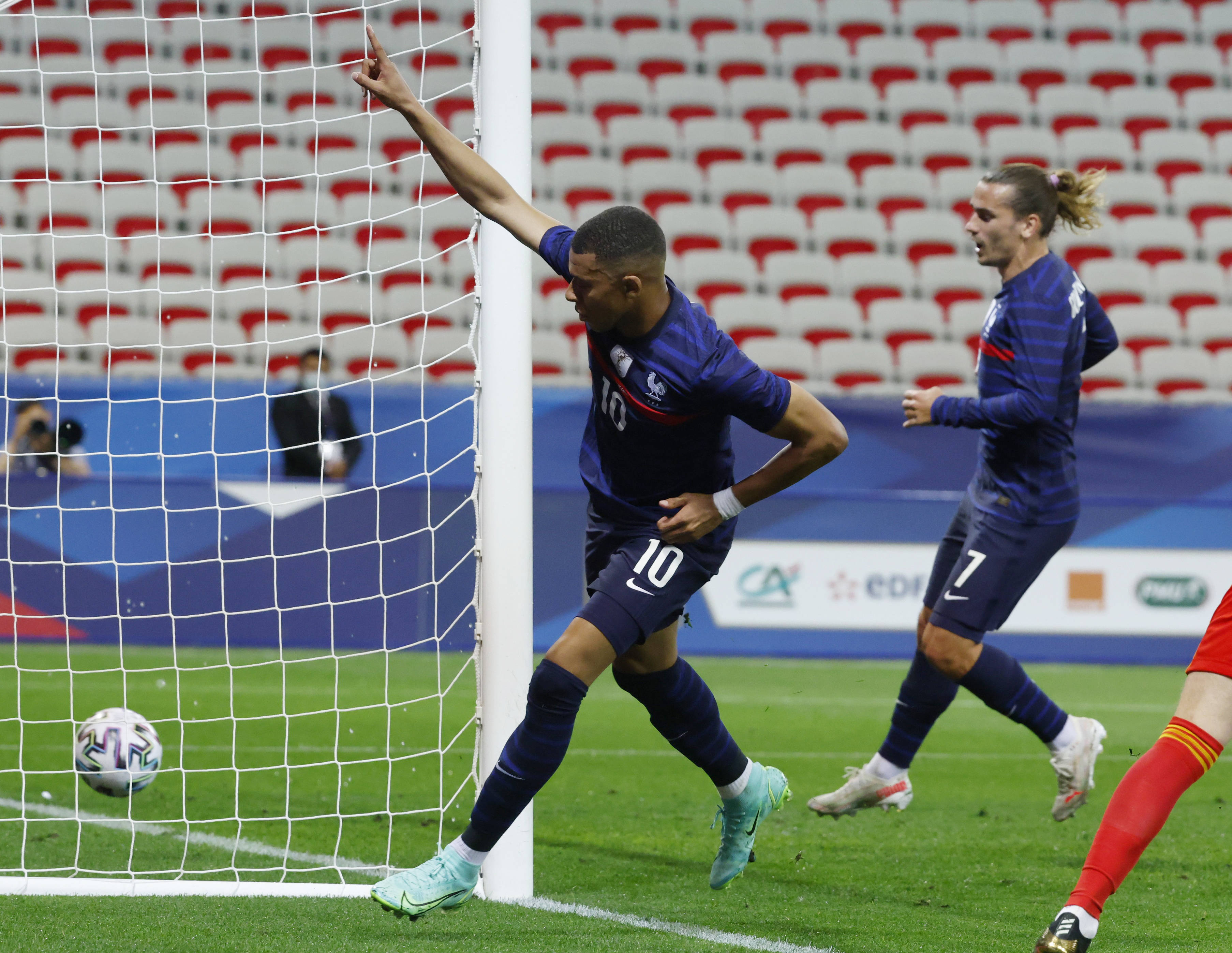 关于Rookie在法国队比赛中关键助攻，突破纪录引发热议！的信息