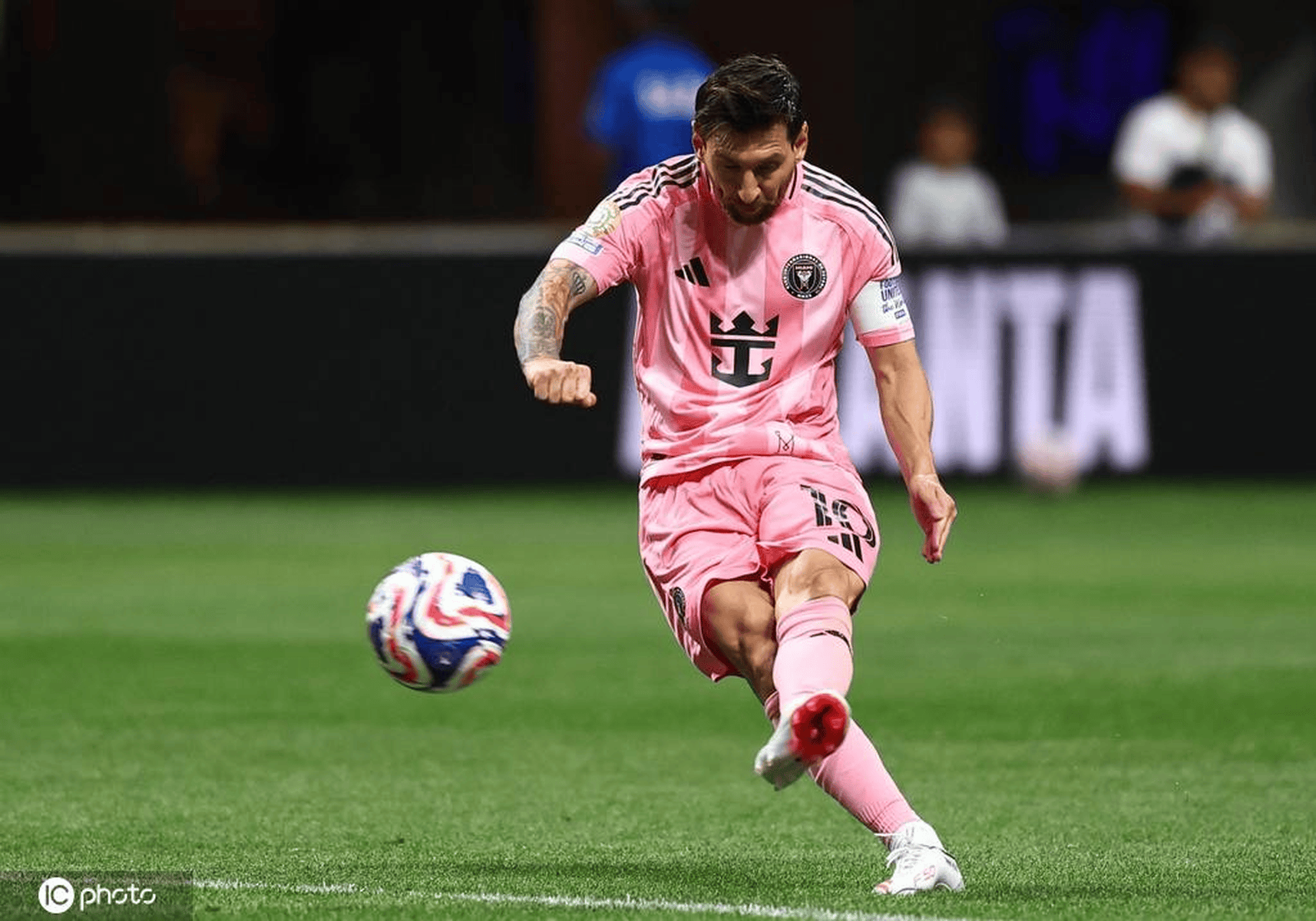 关于梅西回归赛场，势不可挡首场状态亮眼，瑞士队观众沸腾！的信息