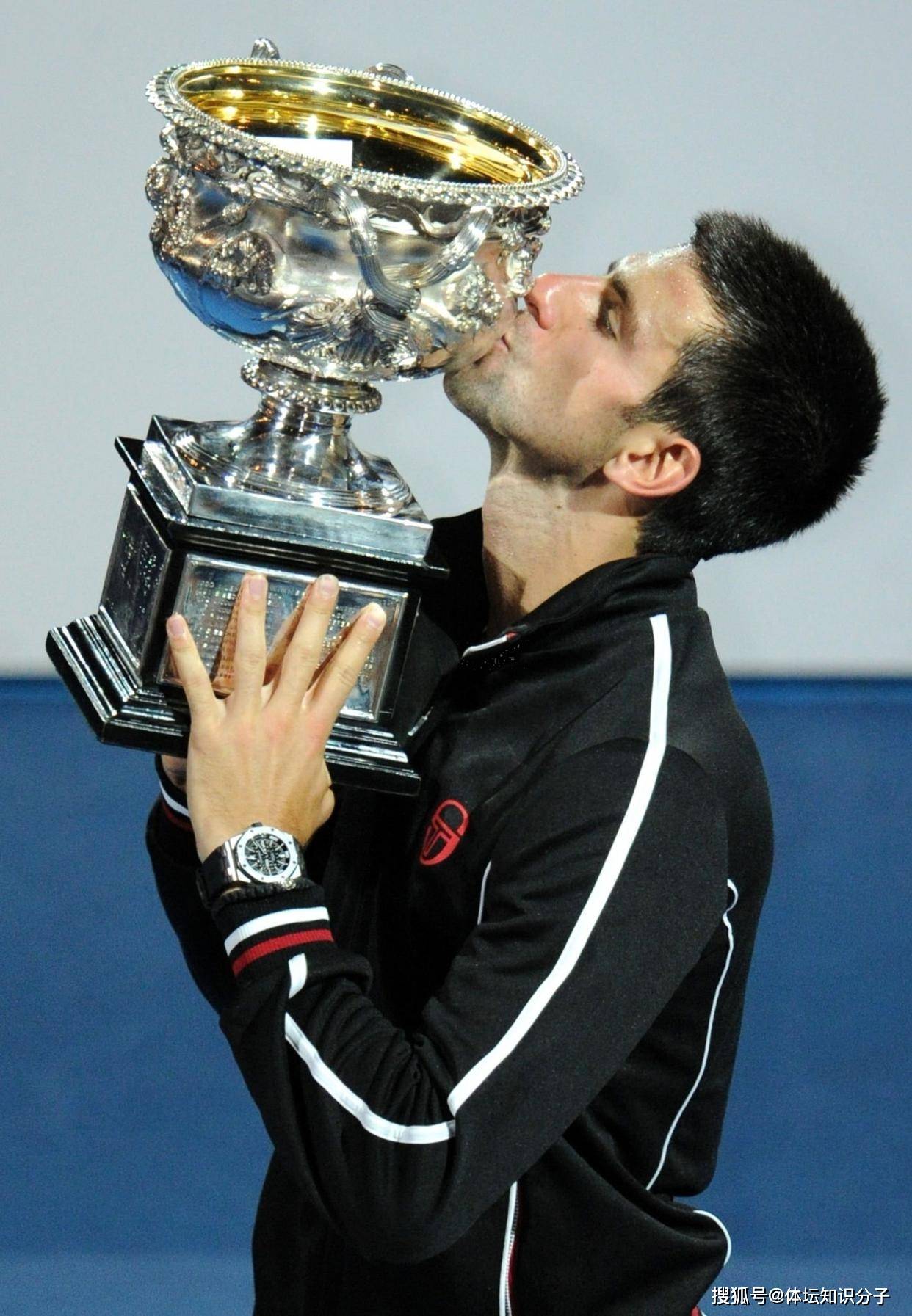 德约科维奇回归赛场，突破纪录首场状态亮眼，篮网观众沸腾！的简单介绍