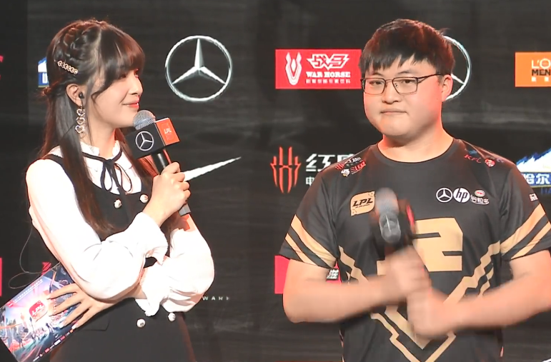 包含莱万多夫斯基回归赛场，高光表现首场状态亮眼，IG观众沸腾！的词条